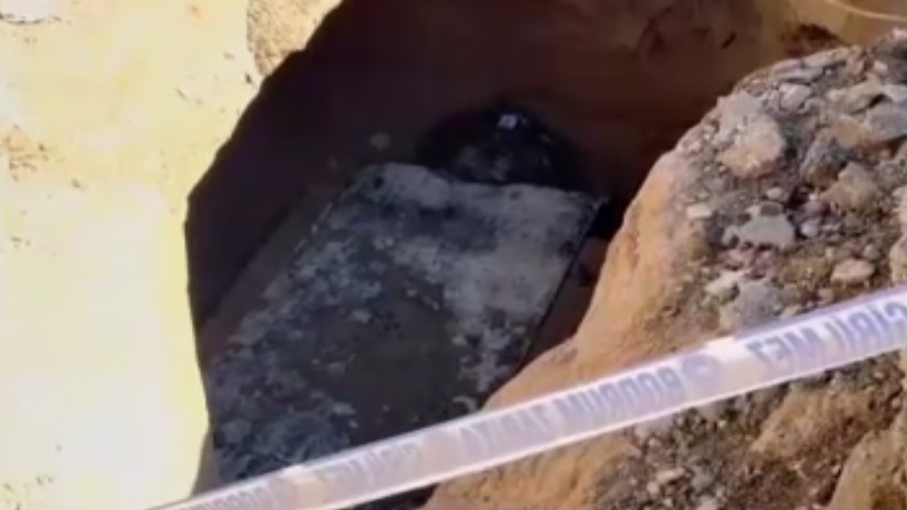 Operatörün kepçeyi vurduğu yerde lahit mezar çıktı