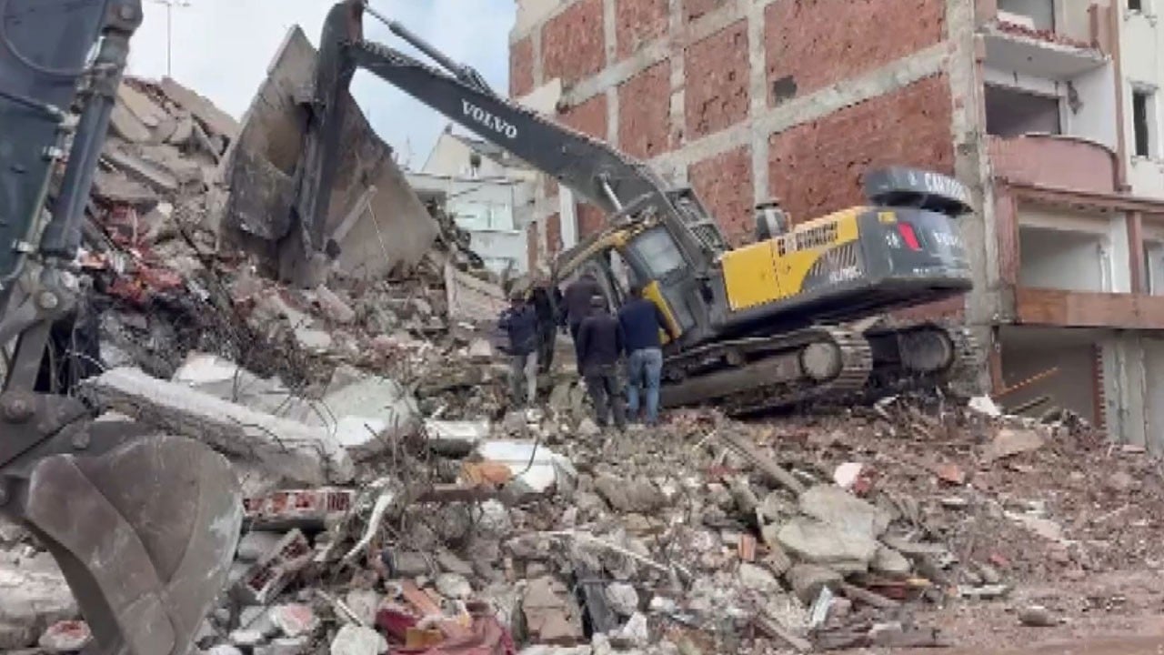 Operatörün üzerine düştü! Yıkım çalışması sırasında korku dolu anlar