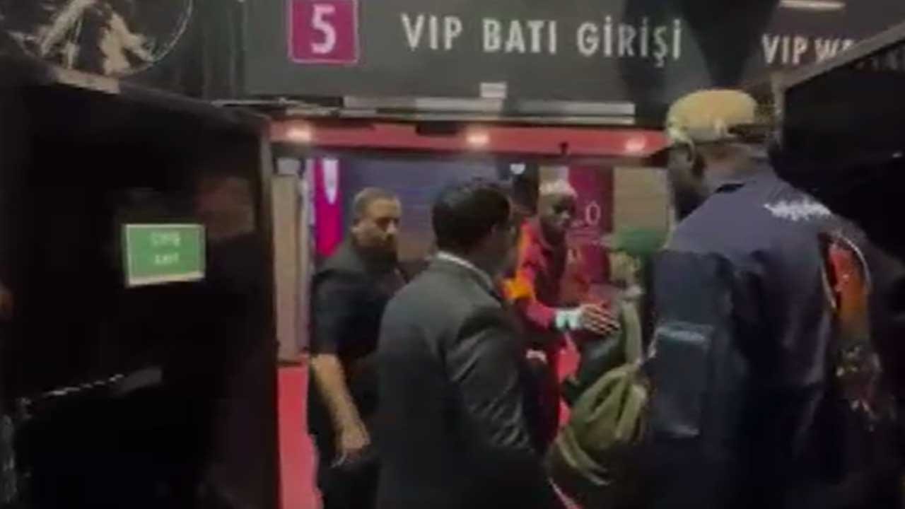 Osimhen minik İkra'nın yüzünü güldürdü