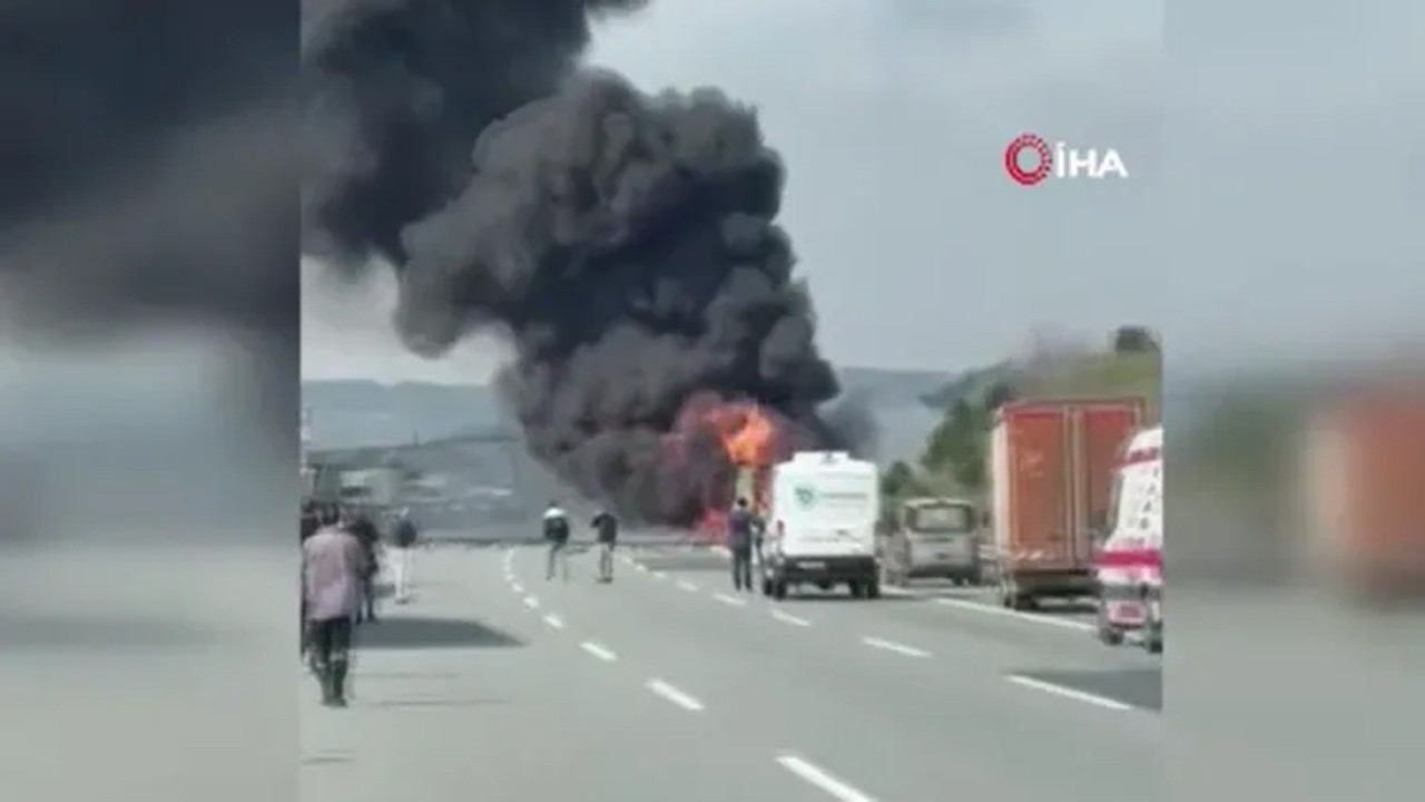 Oto yolda seyir halindeki tır alev alev yanmaya başladı