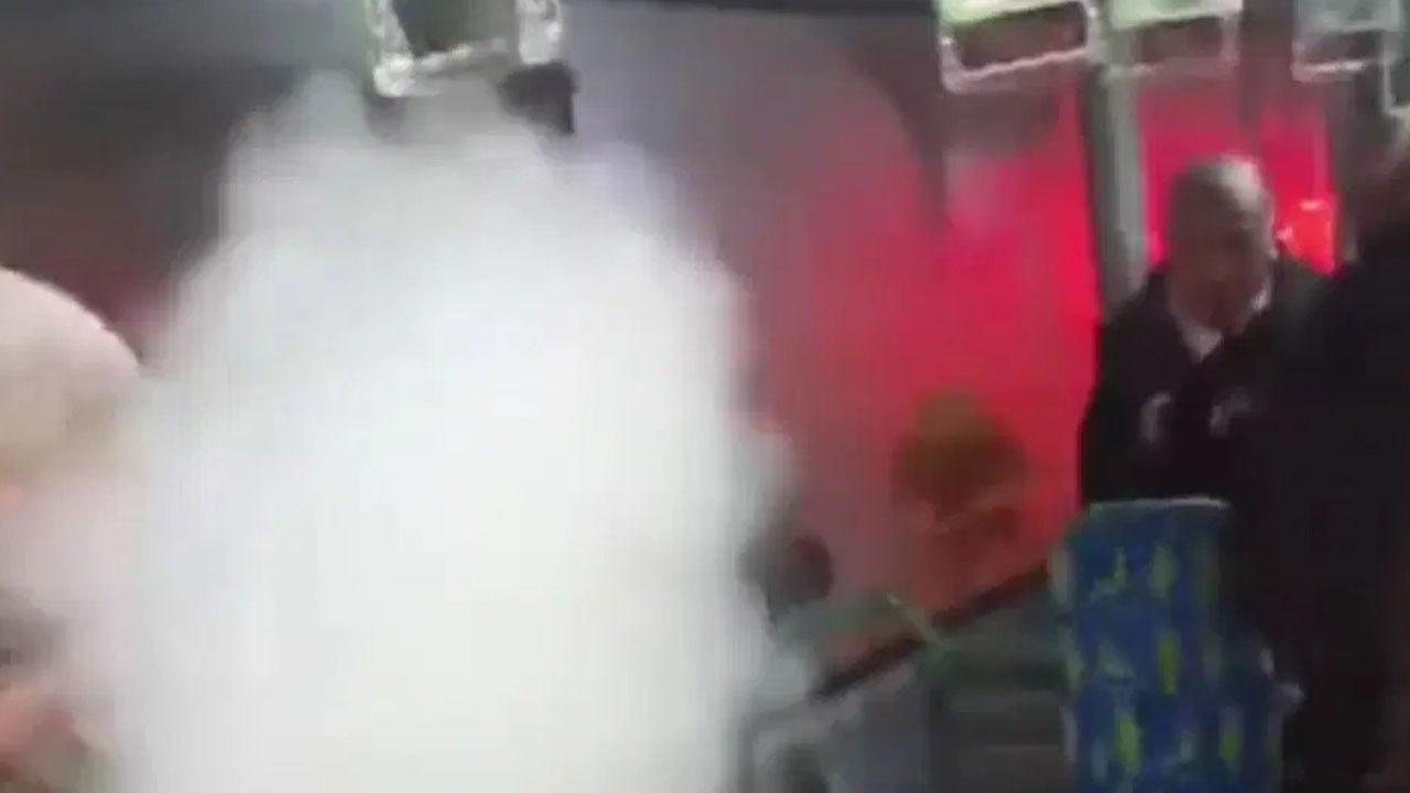 Otobüste bir anda ortalık karıştı! Yolculara biber gazı sıkıp kaçtı