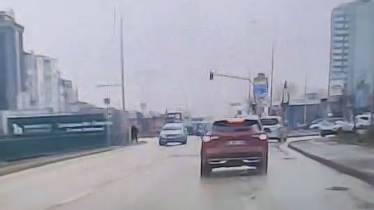 Otomobil ters yöne girdi! Trafikte ölümle burun buruna