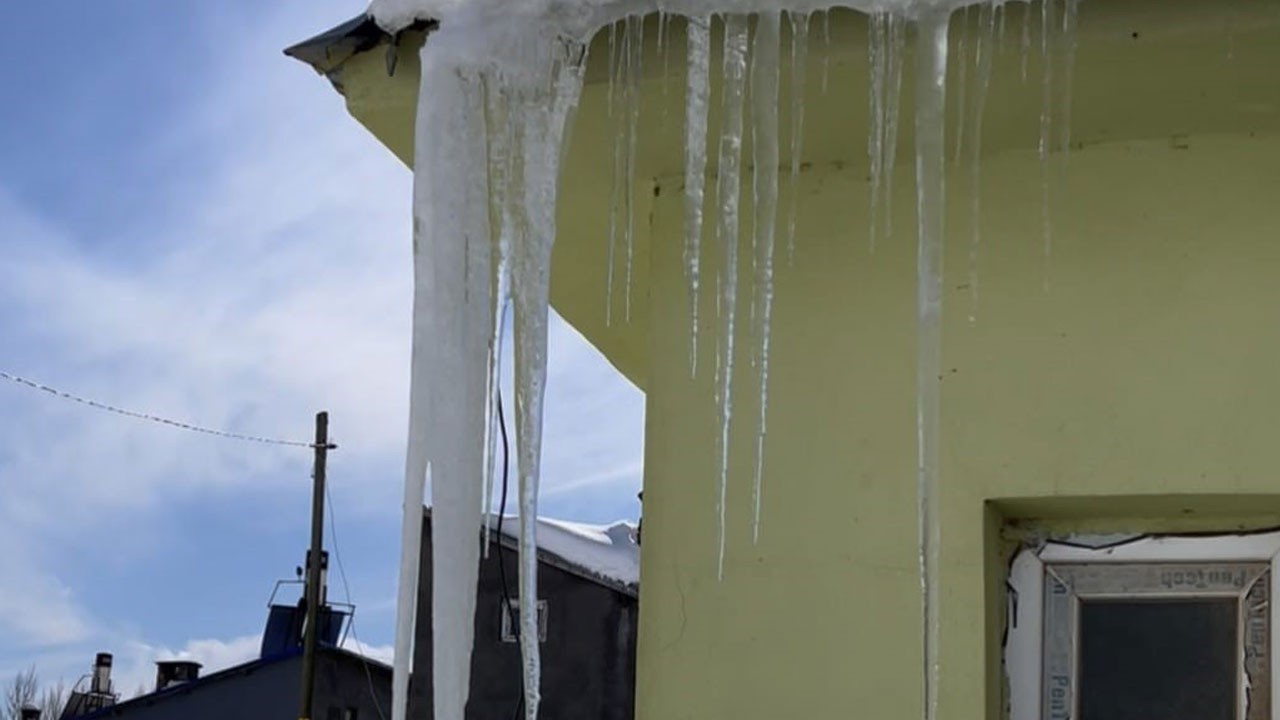 Ovacık'ta kar adeta evleri yuttu