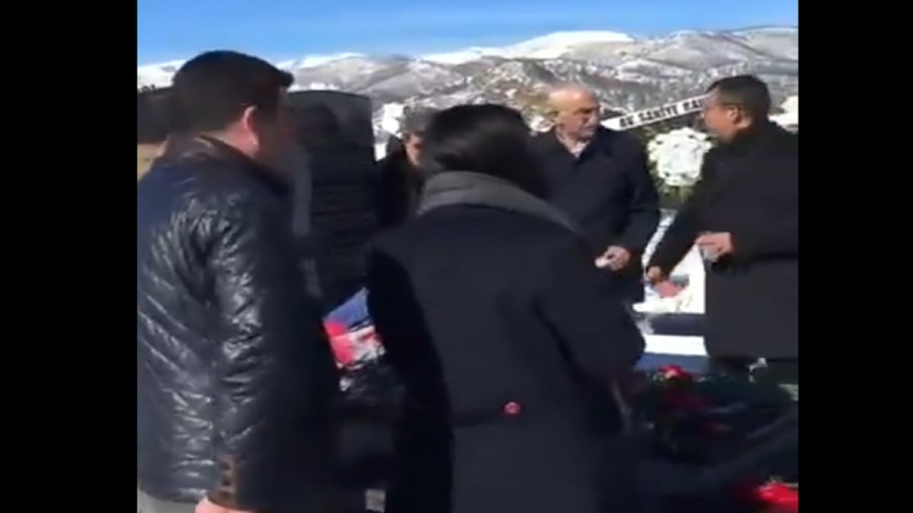 Özgür Özel ve saz arkadaşları mezar başında rakı içmiş