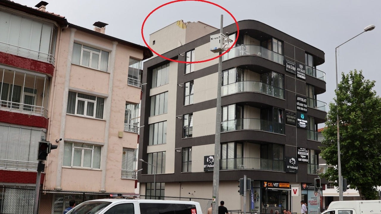 Parçalar etrafa savruldu! Yıldırım apartmanın çatısına düştü