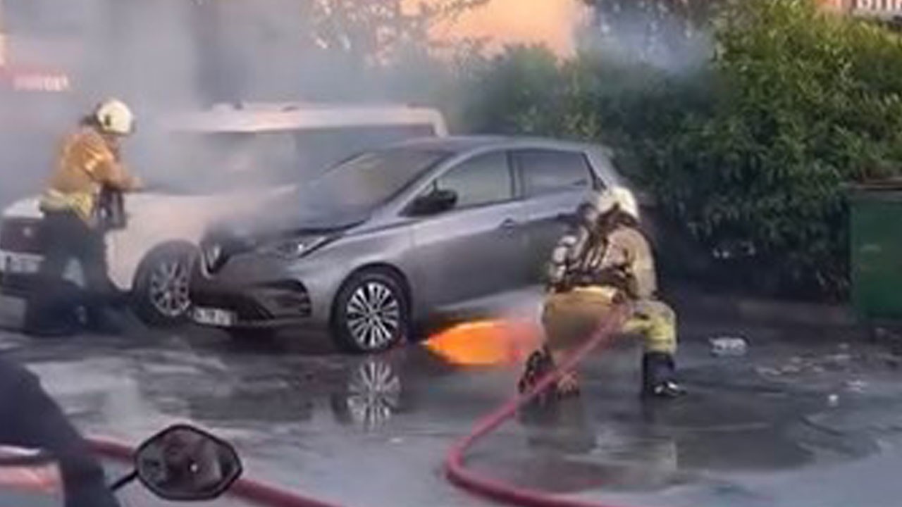 Park halindeki elektrikli otomobil alev alev yandı