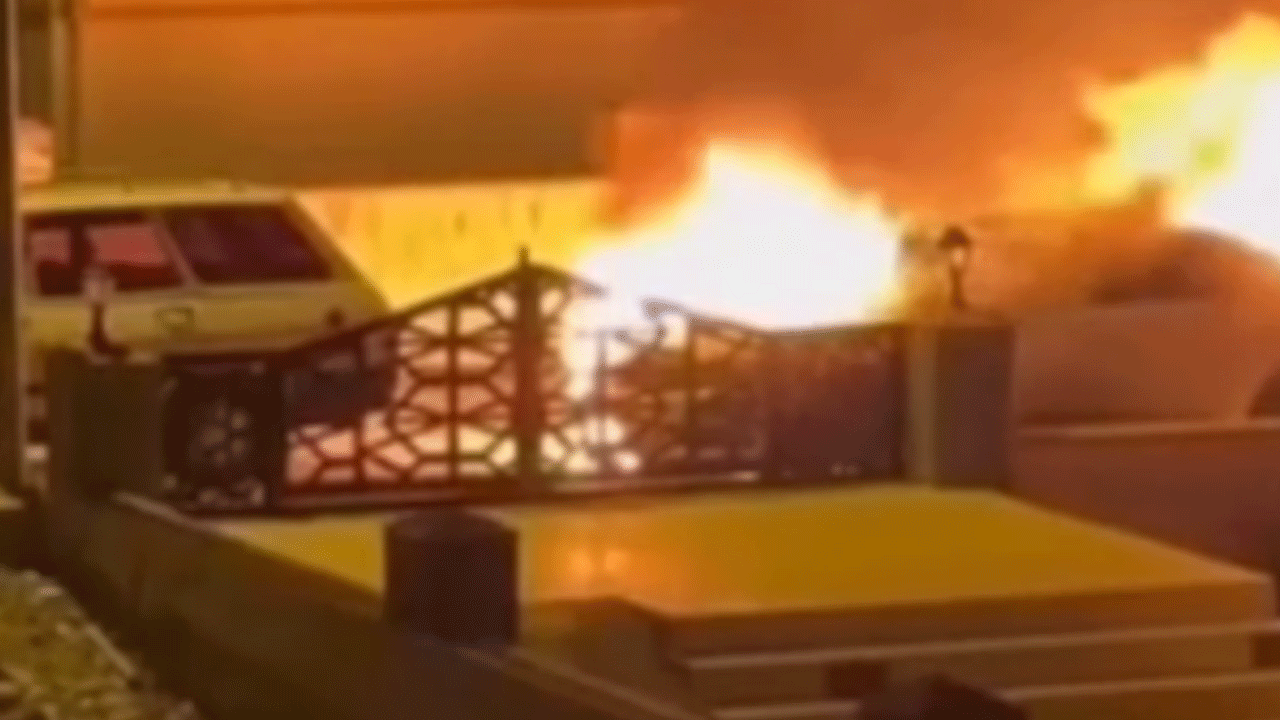 Park halindeki lüks otomobil cayır cayır yandı!