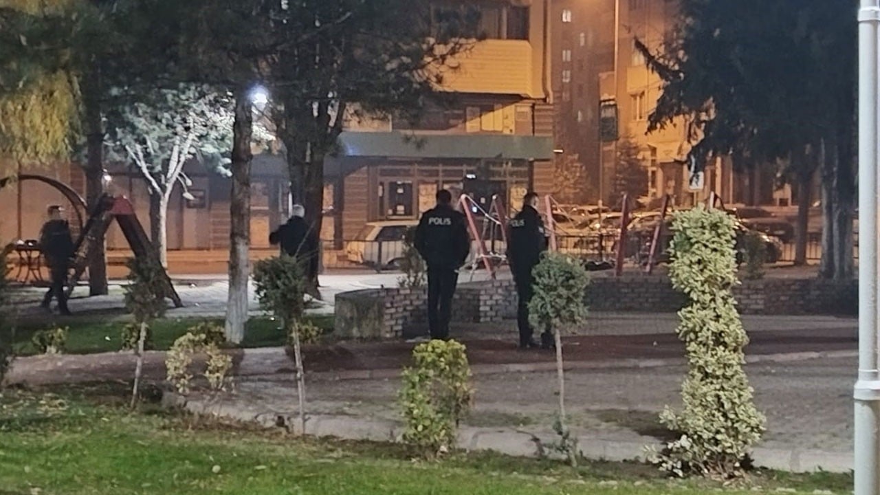 Parkta şüpheli çanta alarmı!