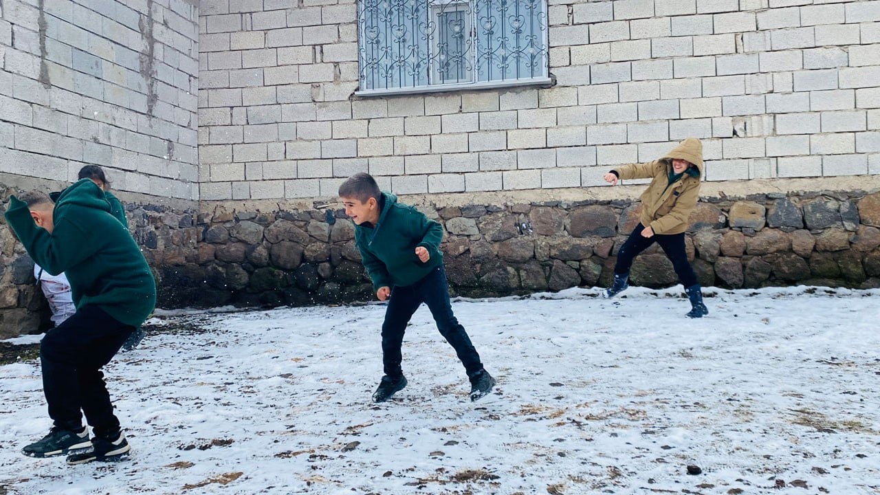 Patnos’ta çocukların kar sevinci böyle kaydedildi