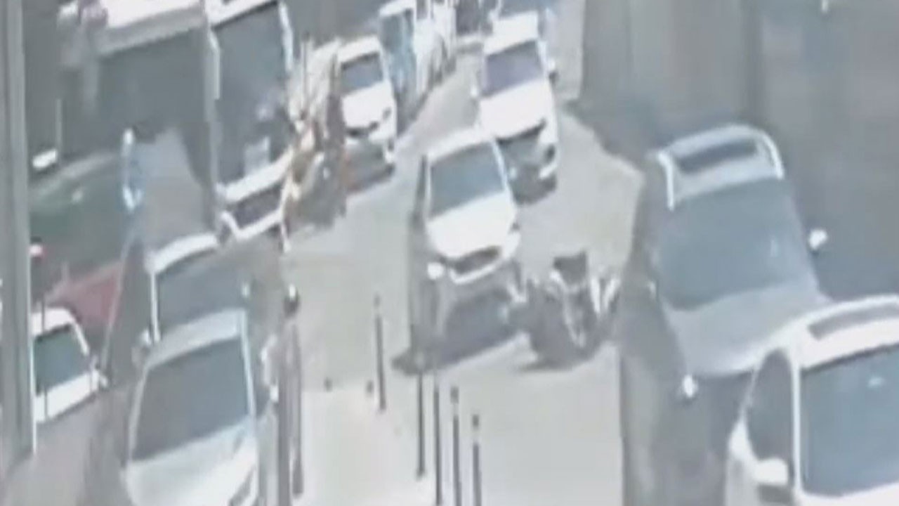 Pendik’te akılalmaz kaza! Kopan afiş motosikletli kadını yere savurdu