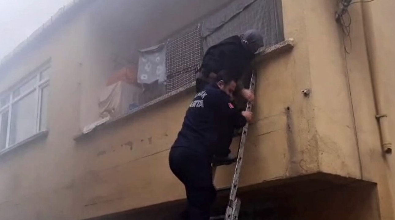 Pendik’teki yangında can pazarı! Zabıtadan hayat kurtaran hamle