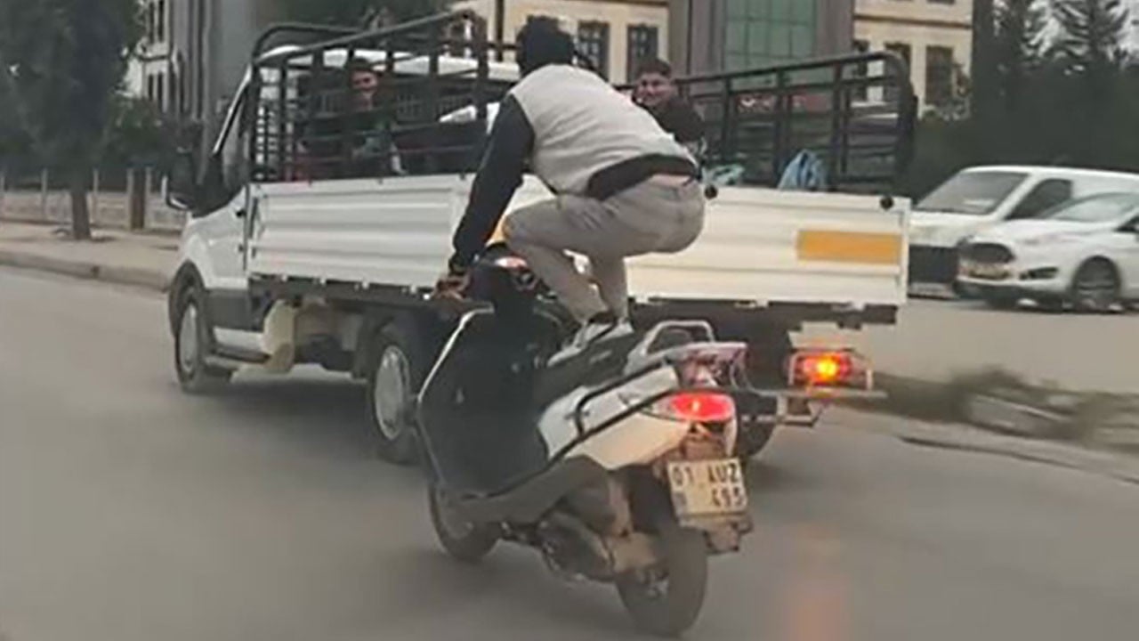 Pes artık! Motosiklet üzerinde ayağa kalkıp uzandı