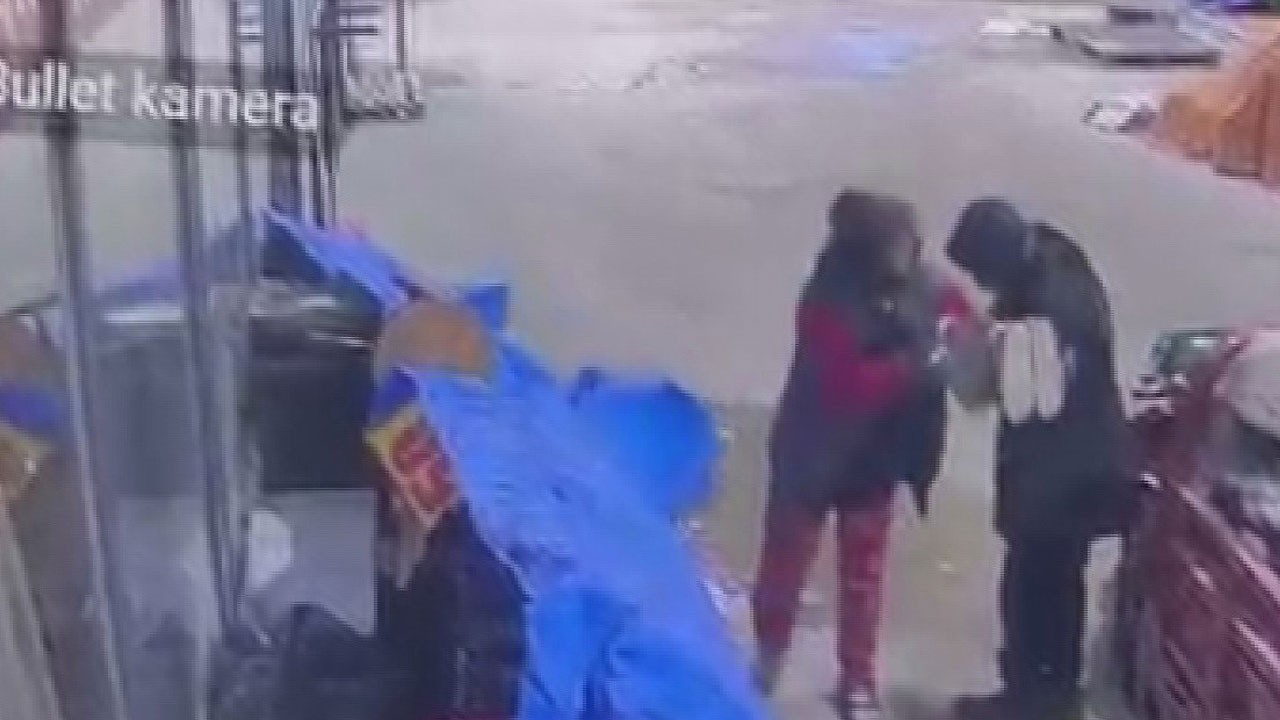 Pes dedirten hırsızlık! Gören mağazada alışveriş yapıyor sanır