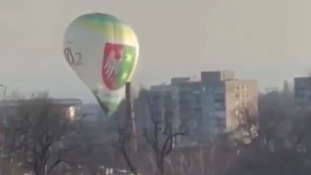 Pilot çatıda can verdi! Kontrolden çıkan balon apartmana çarptı