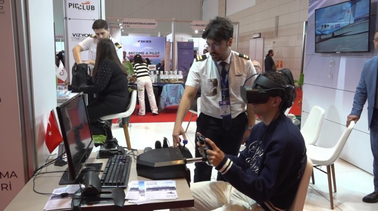 Pilot olma hayali kuran gençler, havacılık sektörü temsilcileriyle buluştu