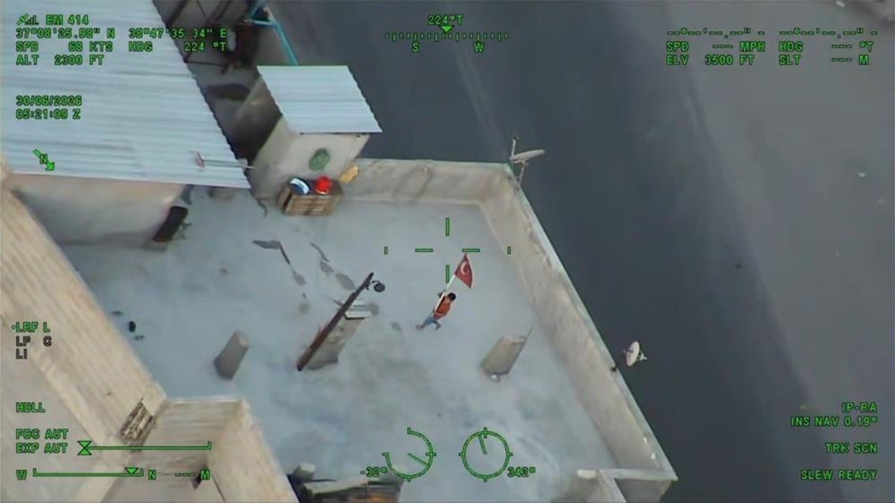 Polis helikopterine Türk bayrağı sallayan çocuk ilgi odağı oldu