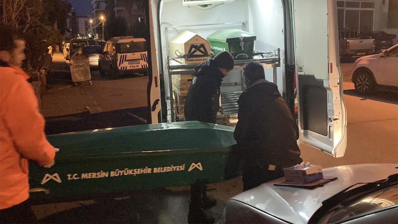 Polis kavga ihbarına gittiği evde banyoda ceset buldu