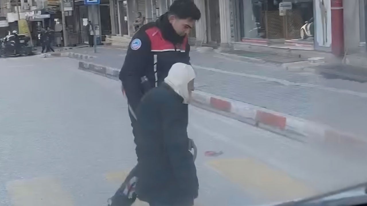 Polis memurundan örnek davranış! Yoğun trafikte fark etti, yolu durdurdu
