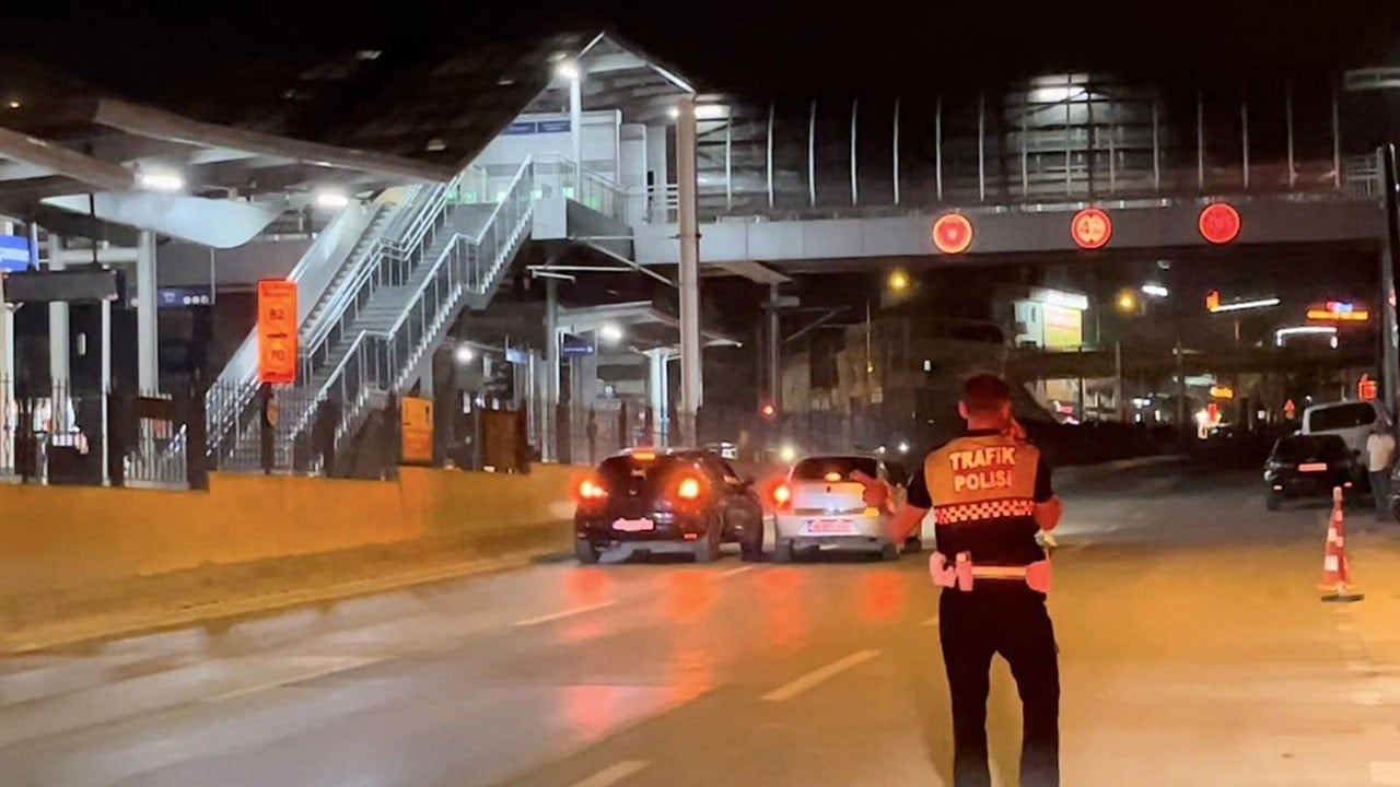 Polisin gözü önünde makas attı! Alkollü aday sürücü, müşterinin aracıyla yakalandı