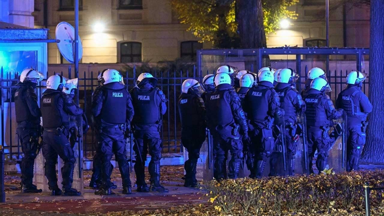 Polonya karıştı! Cumhurbaşkanı, acil koduyla ülkeye dönüş kararı aldı