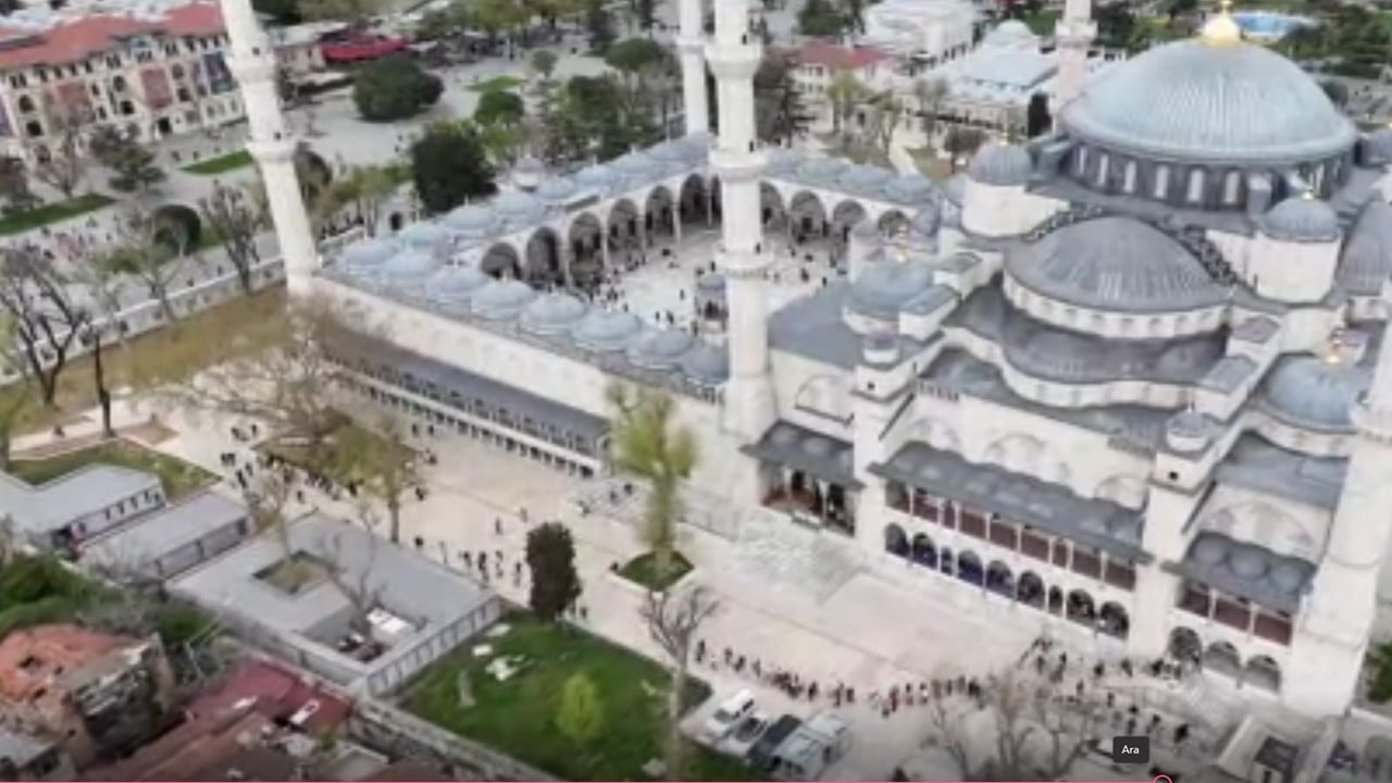 Restorasyonu biten Sultanahmet Camii ziyaretçilerle dolup taşıyor