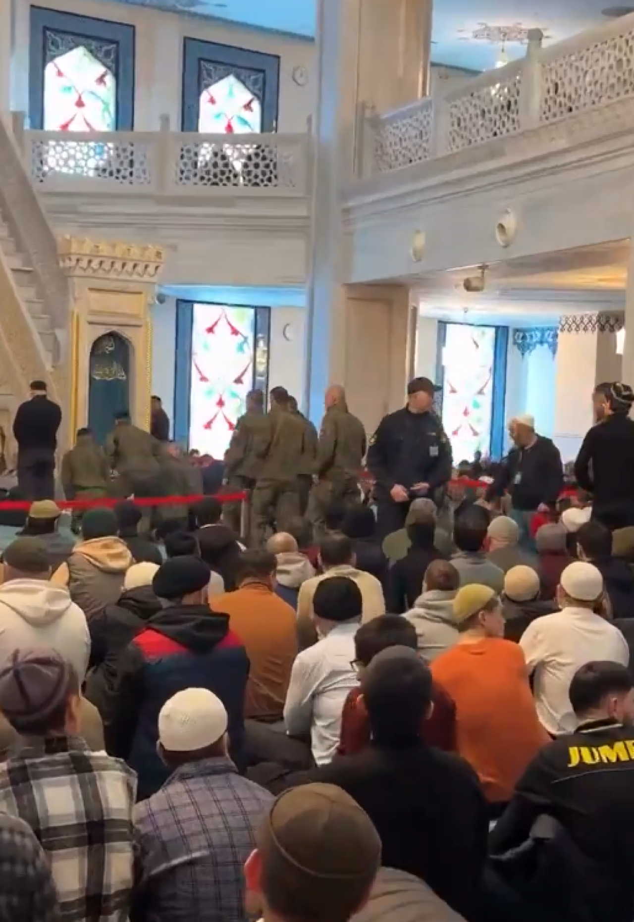 Rus askerleri camiye baskın yaptı