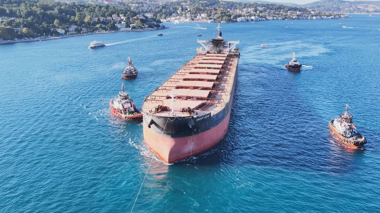 Rusya’da İHA saldırısına uğramıştı! 289 metrelik dev gemi İstanbul Boğazı’ndan geçti