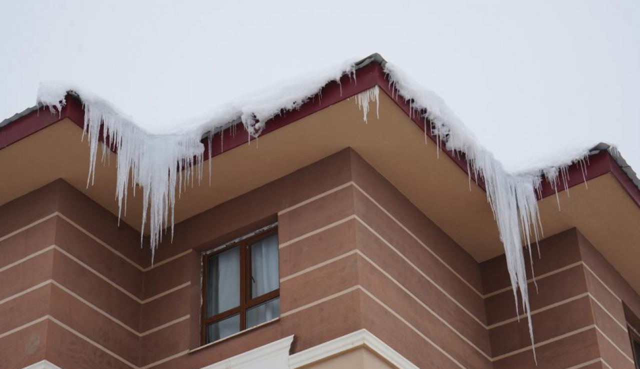Saçaklarda ölüm sessizliği: Dev buz sarkıtları yoldan geçenlere ecel terleri döktürüyor!