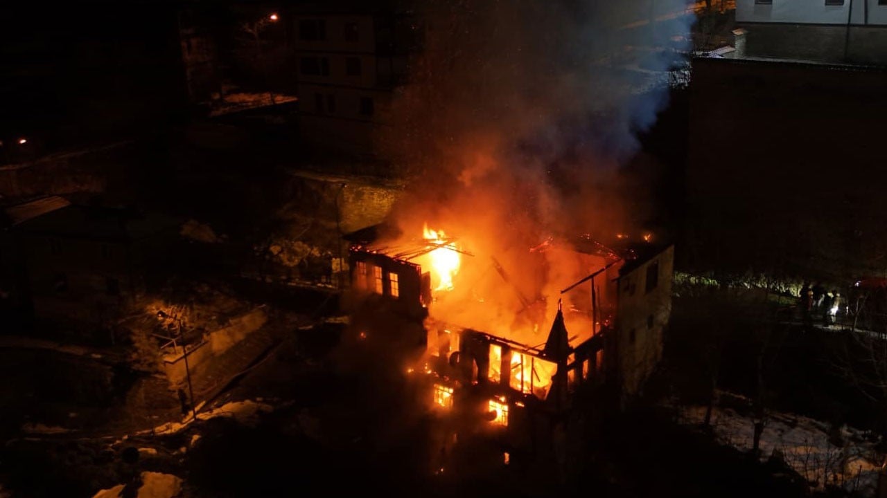 Safranbolu’da 200 yıllık konak küle döndü!