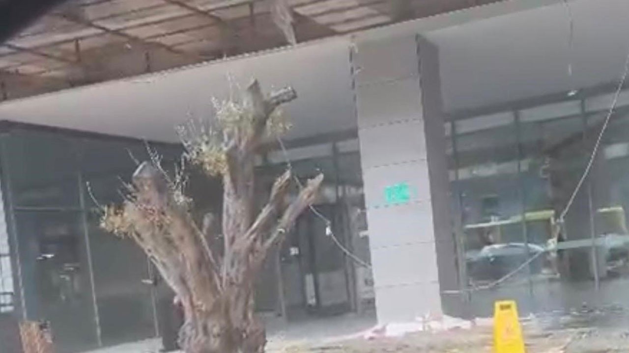 Sağanak hayatı felç etti! AVM girişindeki tavan çöktü