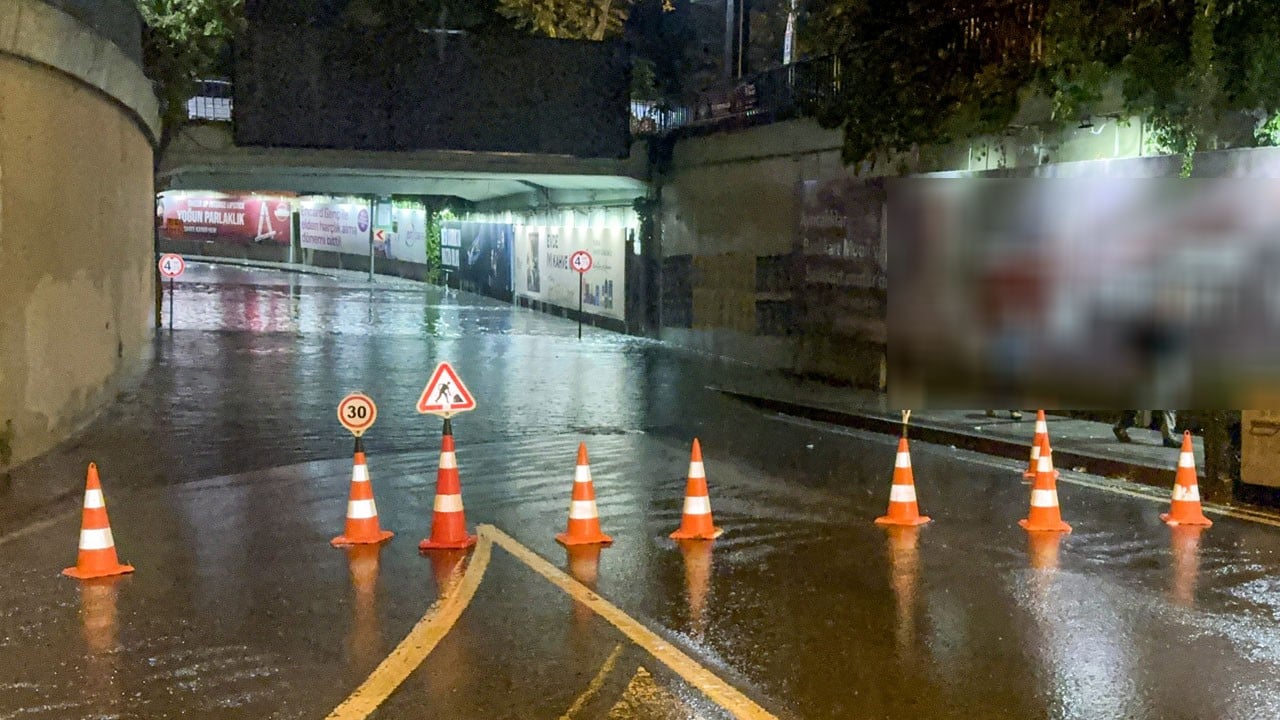 Sağanak trafiği vurdu! Zincirlikuyu alt geçidi su altında kaldı