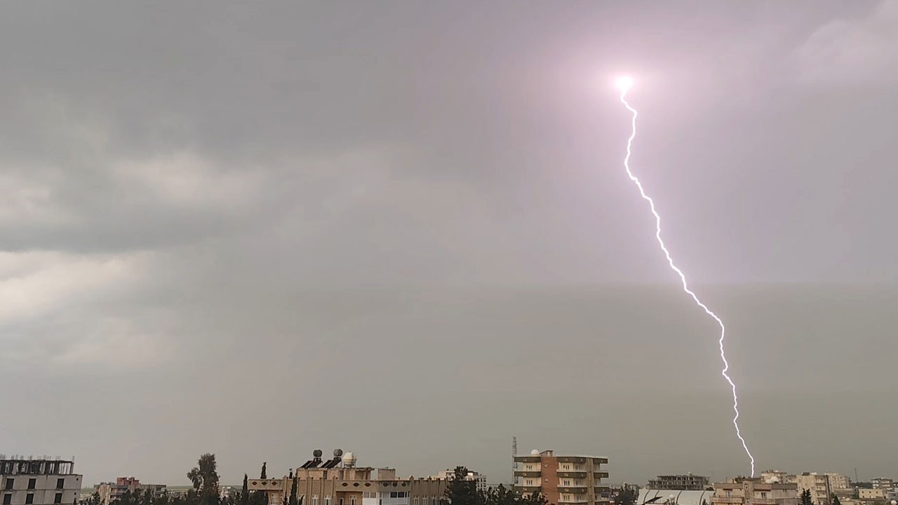 Sağanakla birlikte peş peşe yıldırım düştü! 