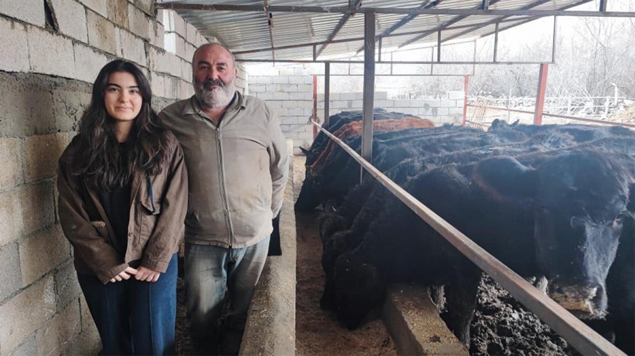 Sağlıkçı genç atama beklerken hayvancılığa başladı