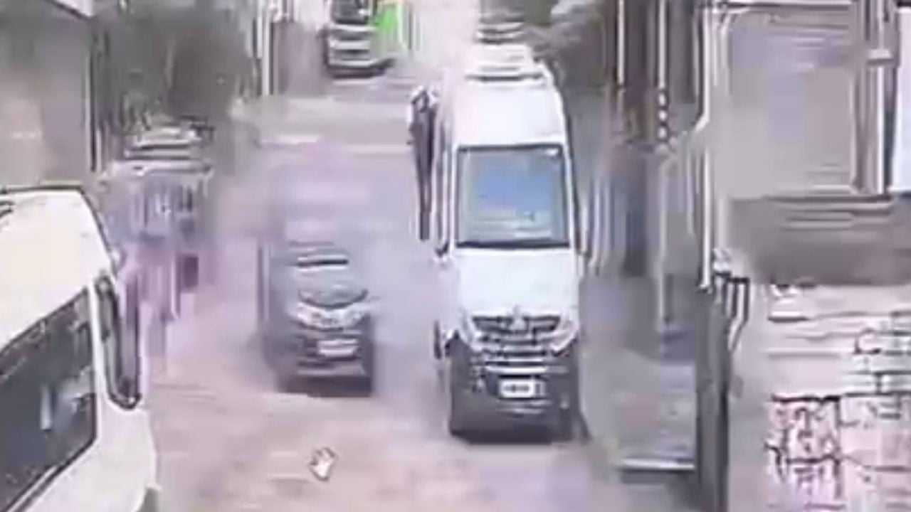 Sahipsiz otomobil evin bahçesine böyle daldı