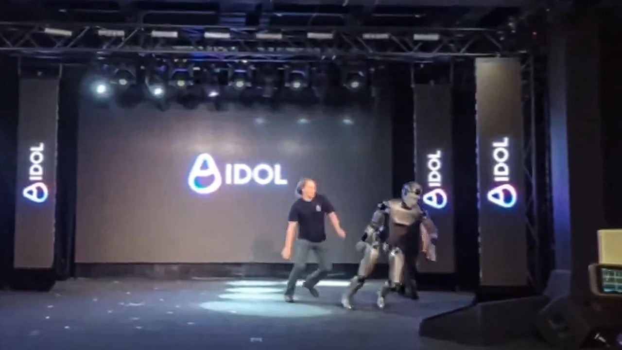 Sahnede ilginç olay! İnsansı robot tanıtan ülke rezil oldu