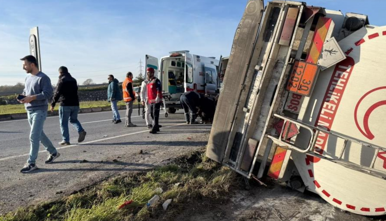 Sakarya'da tanker facianın eşiğinden döndü: Sürücü hastaneye kaldırıldı