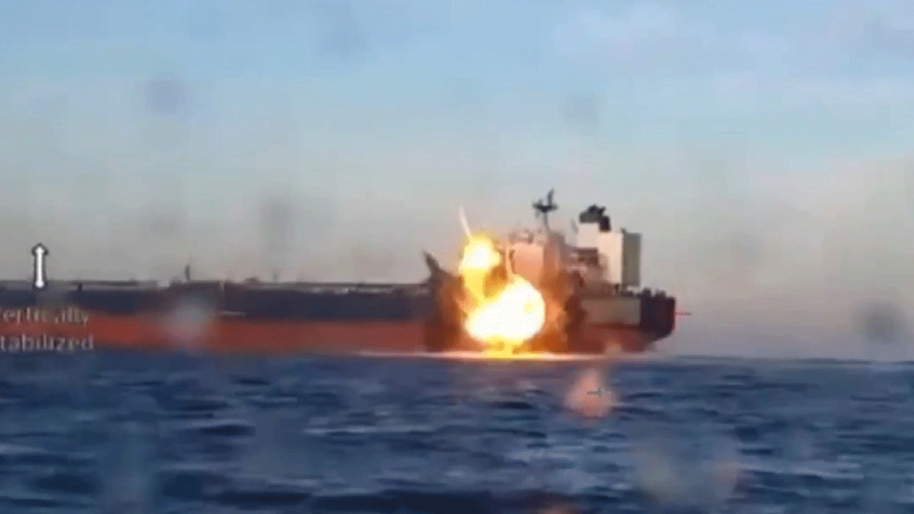 Saldırıyı yapan ülke belli oldu: İşte gemilerin vurulma anı!