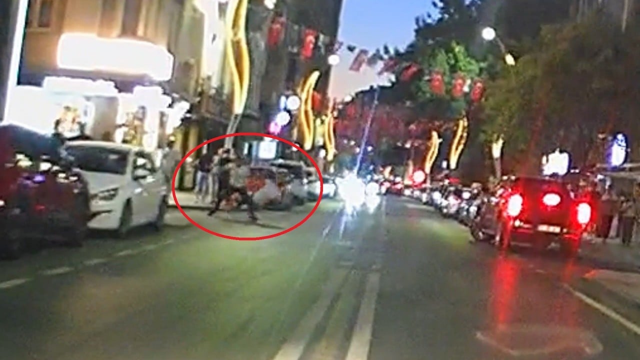 Samsun'da caddede rezalet çıkaran alkollü şahsa vatandaş tokadı! Tek yumrukla yere serildi!