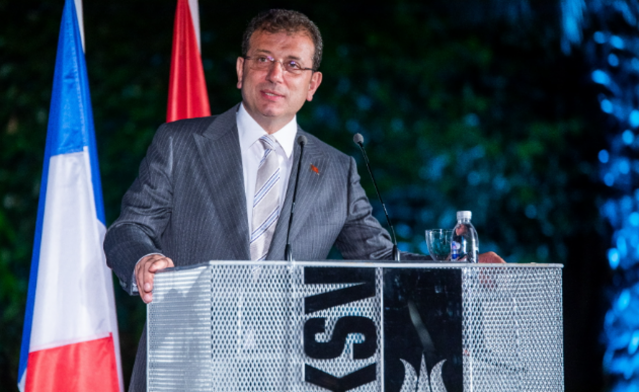 Sanat maskeli İsrail iş birliğine tokat: Yönetmen Necmi Sancak İKSV’den aldığı ödülünü çöpe fırlattı!