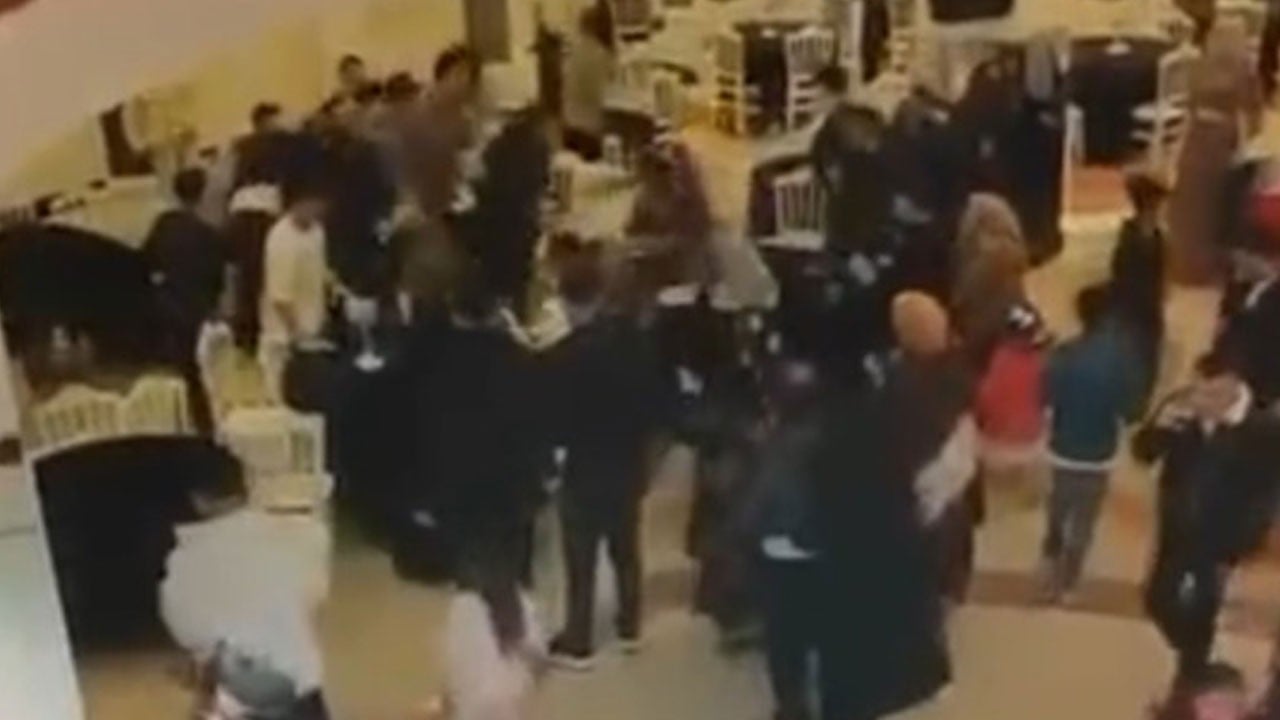 Sandalyeler havada uçuştu! Savaş değil takı töreni