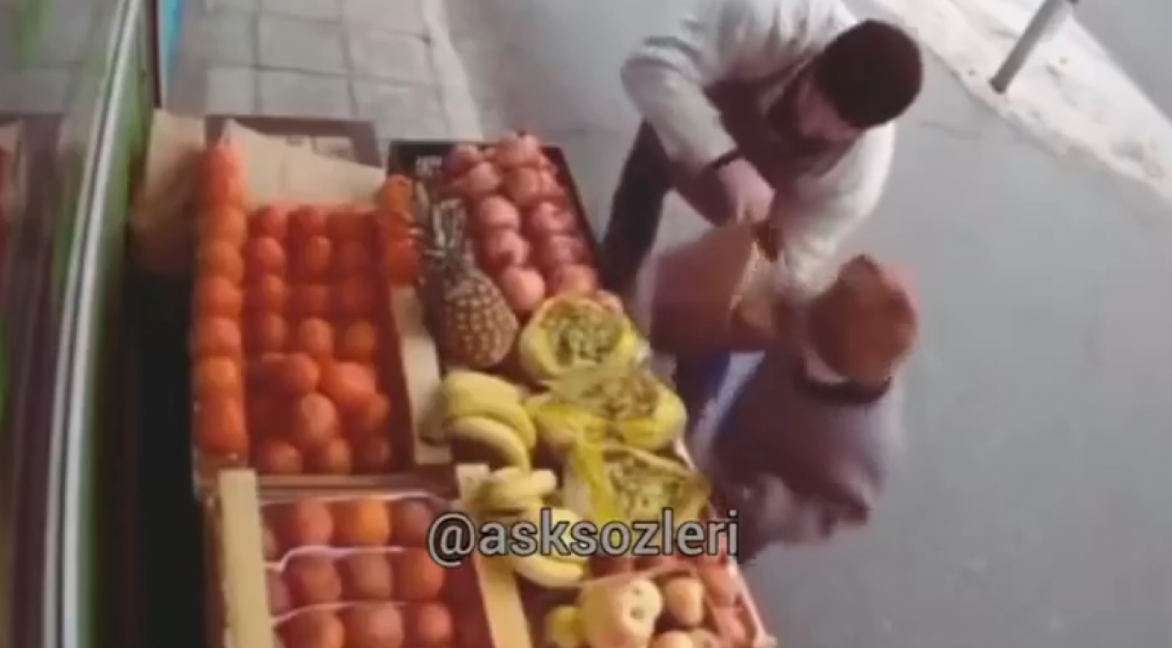 Saniye Saniye İnsanlık Dersi: Manav tezgahından meyve çalan çocuk