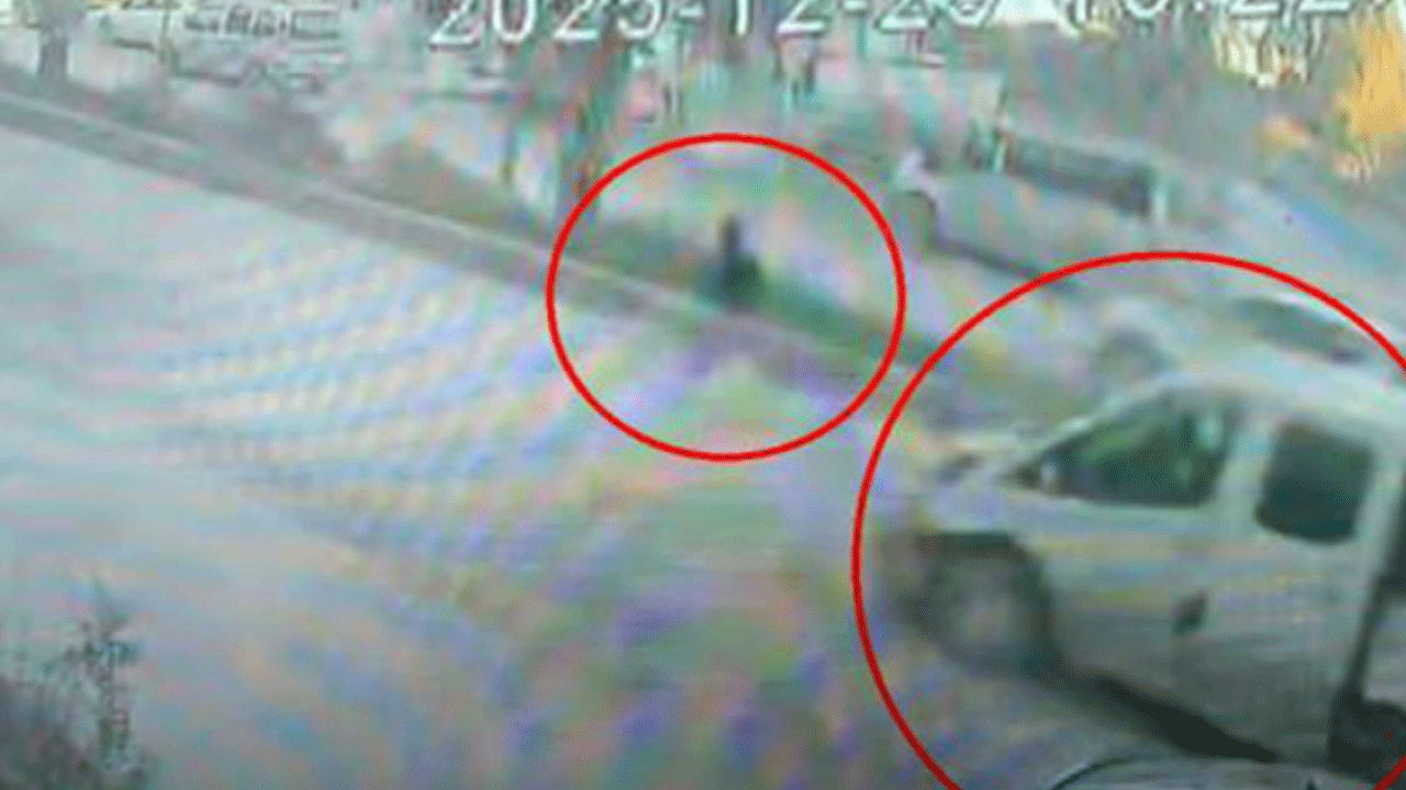 Saniyelerle kurtulma anı kamerada: Koşarak karşıya geçmeye çalıştı!