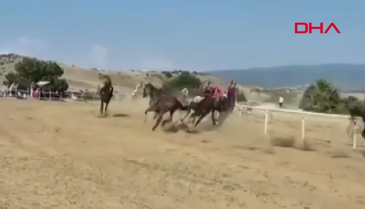 Sarımsak Festivali'nde feci kaza! 2 at öldü jokey yaralandı