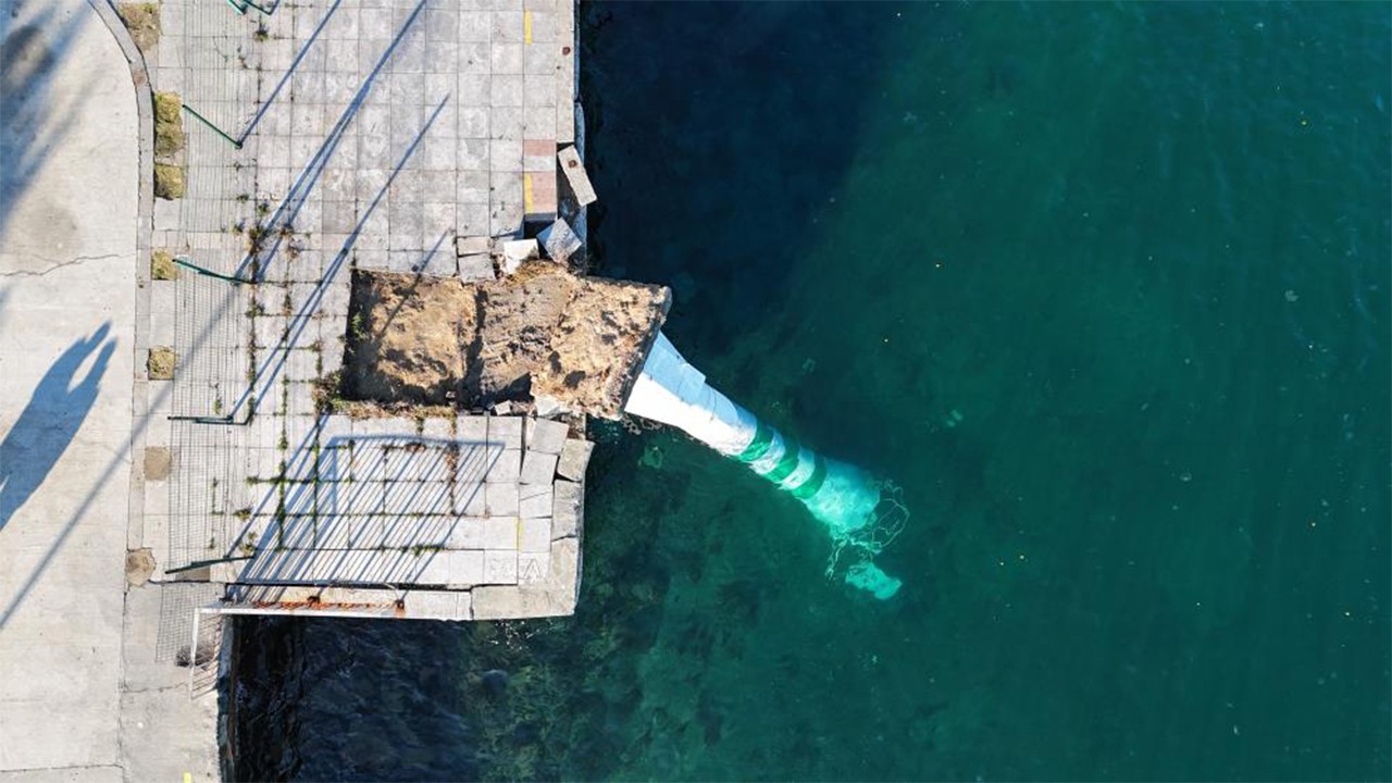 Sarıyer'de fırtınanın etkisiyle deniz feneri denize gömüldü