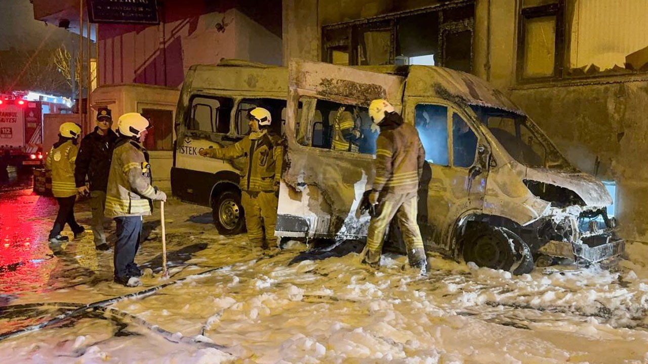 Sarıyer’de korku dolu anlar! Okul servisi alev alev yandı