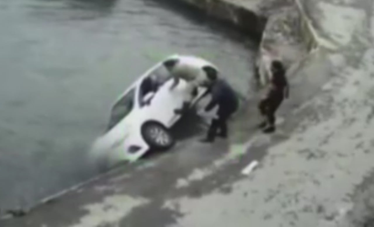 Sarıyer'de seyir halindeki araç denize düştü can pazarı yaşandı