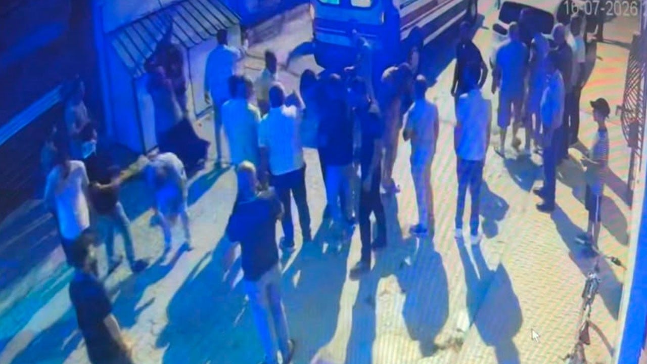 Satır, sopa ve taşlarla saldırdılar! Polislerin de yaralandığı kavga kameraya böyle yansıdı
