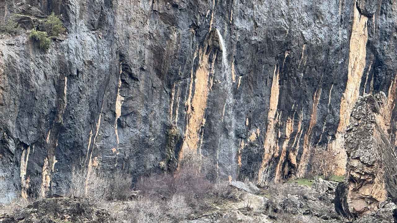Şelale değil sanki kaya ağlıyor! Pirinçli köyünde görenleri hayrete düşüren o anlar kamerada!