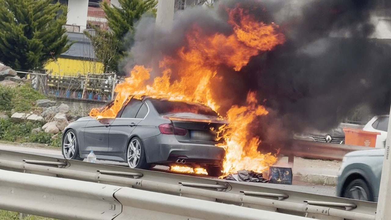 Seyir halindeki lüks otomobil küle döndü