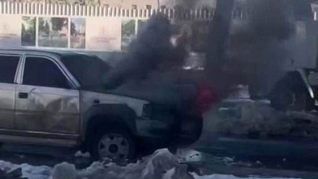 Seyir halindeki pikap alev topuna döndü